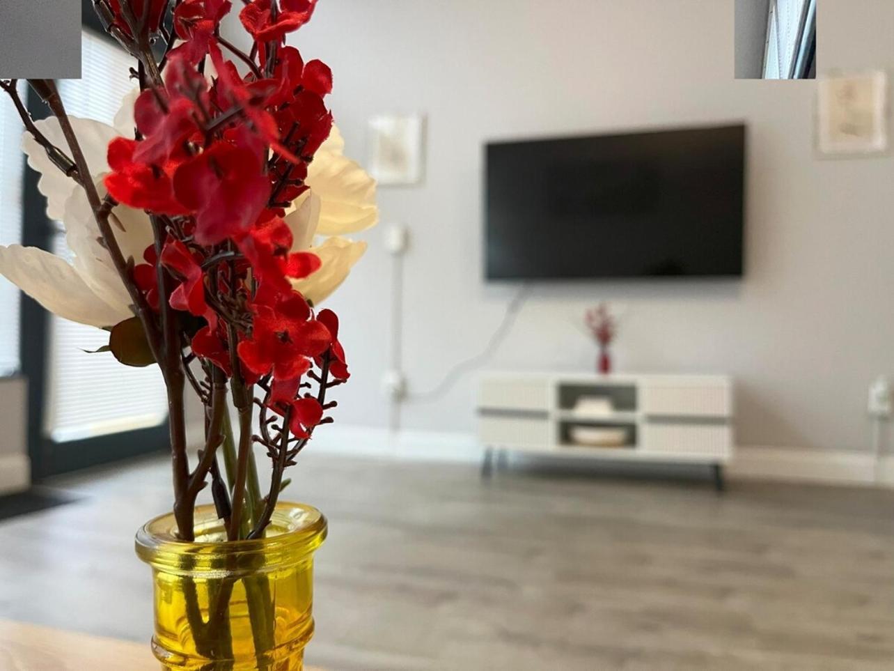Apartamento Local Modern Getaway - Ground Floor Cleveland Exterior foto