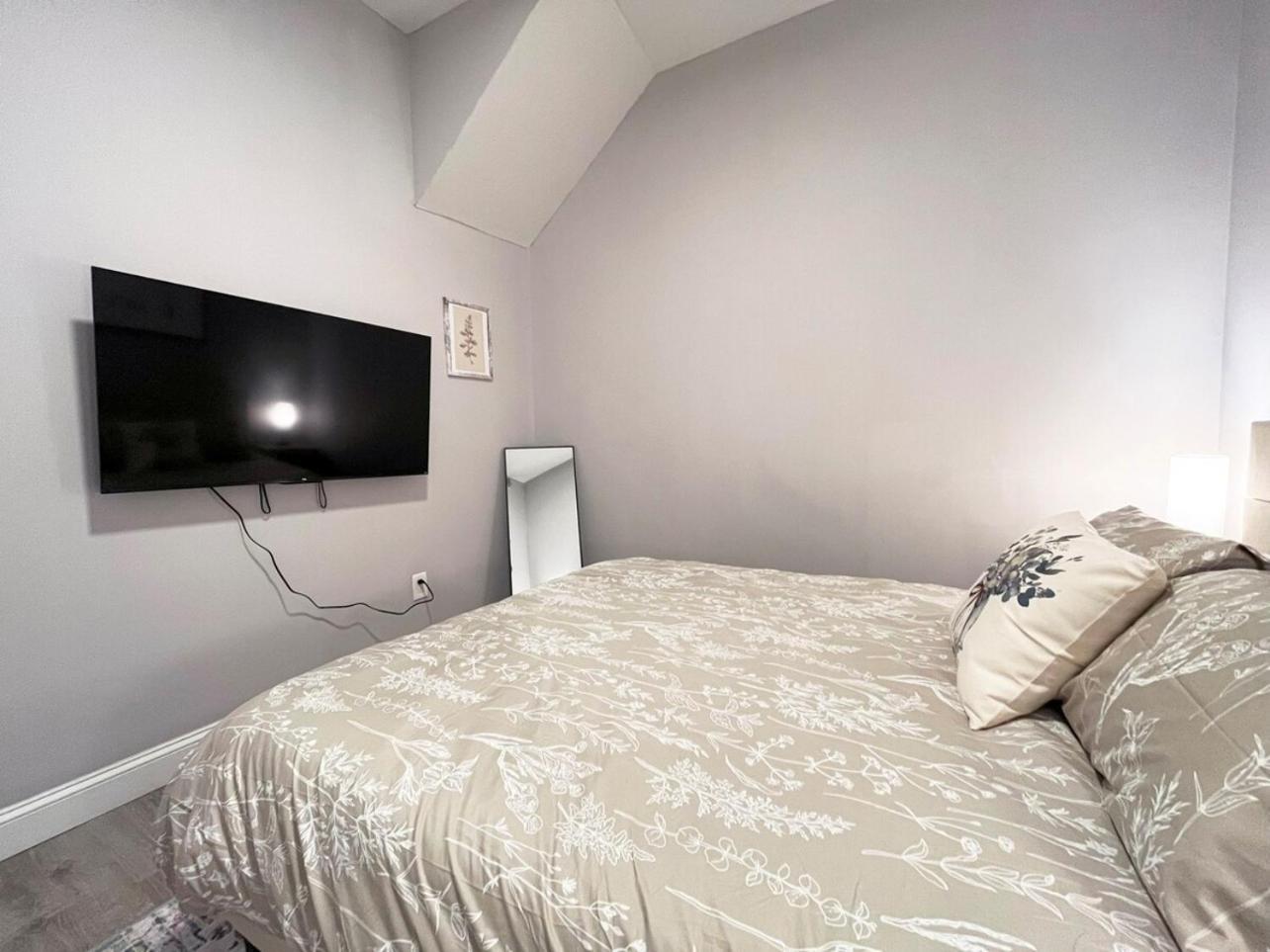 Apartamento Local Modern Getaway - Ground Floor Cleveland Exterior foto